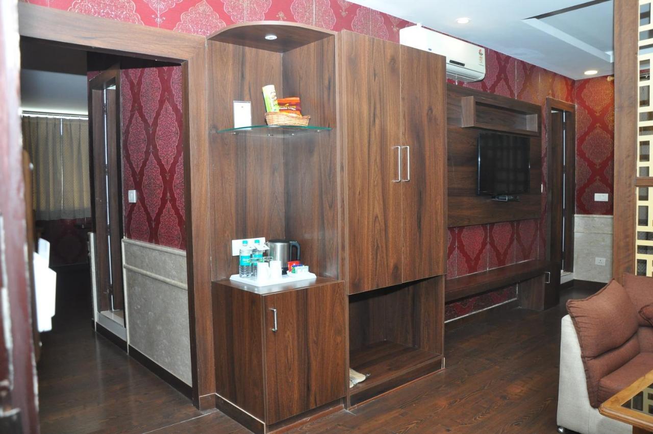 Hotel Jsr Continental Dehradun Zewnętrze zdjęcie