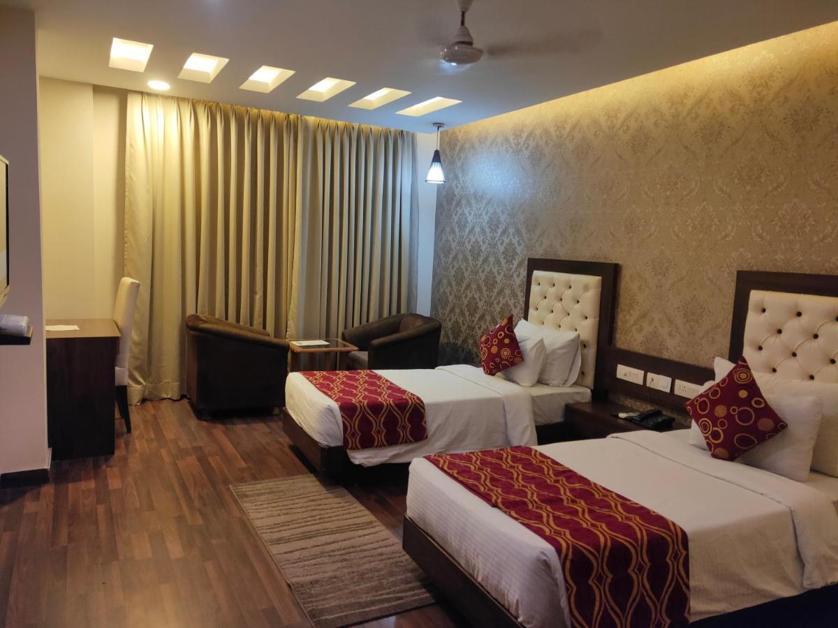 Hotel Jsr Continental Dehradun Zewnętrze zdjęcie