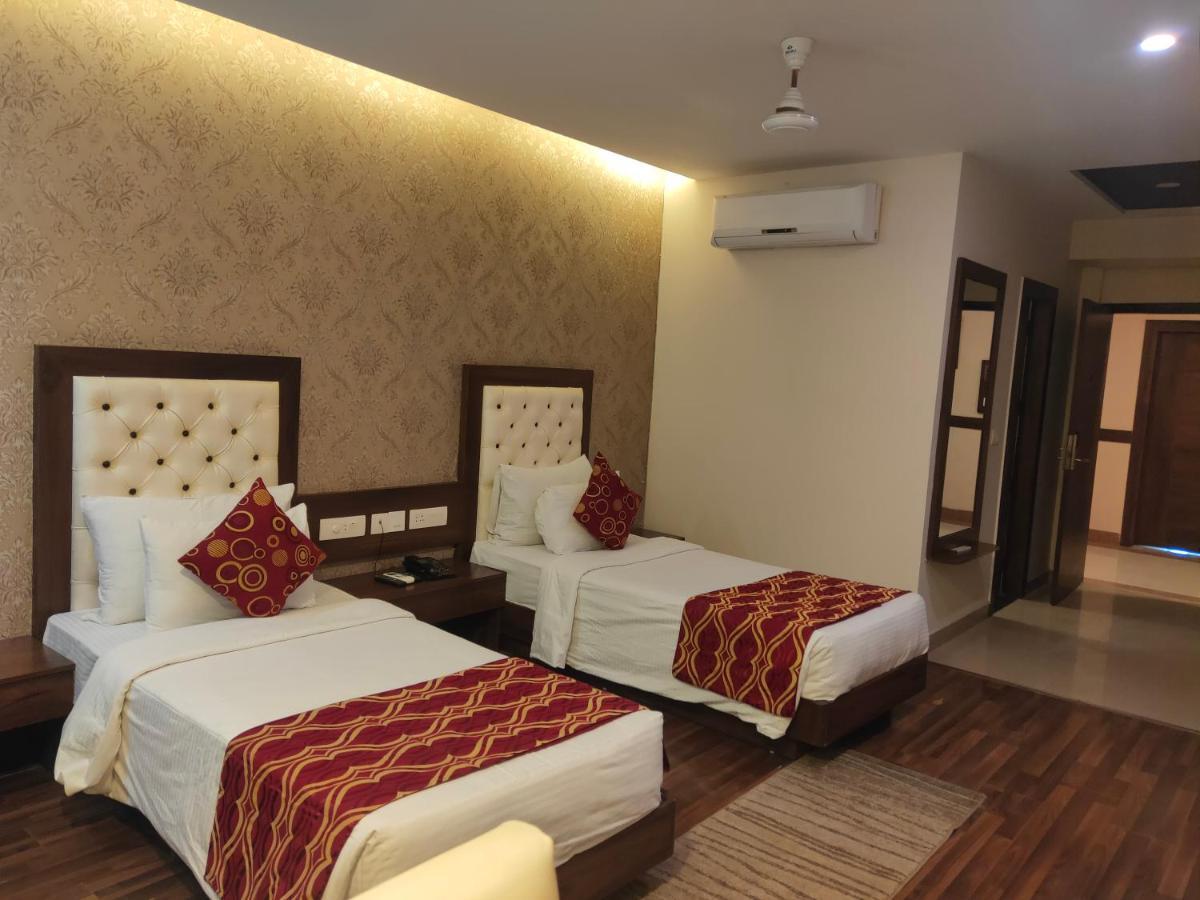 Hotel Jsr Continental Dehradun Zewnętrze zdjęcie