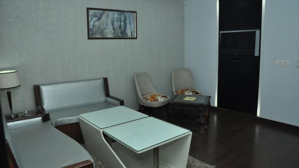 Hotel Jsr Continental Dehradun Zewnętrze zdjęcie