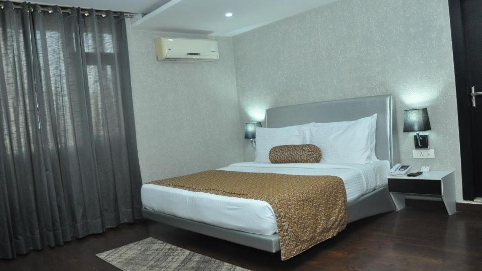 Hotel Jsr Continental Dehradun Zewnętrze zdjęcie