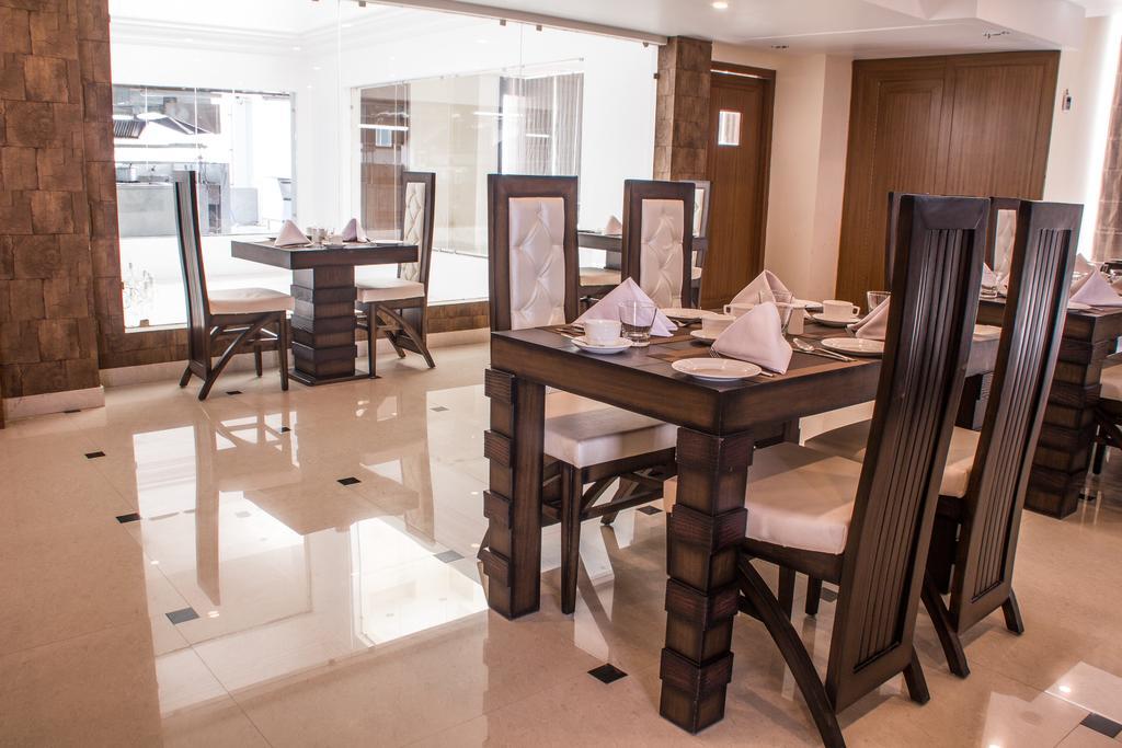 Hotel Jsr Continental Dehradun Zewnętrze zdjęcie