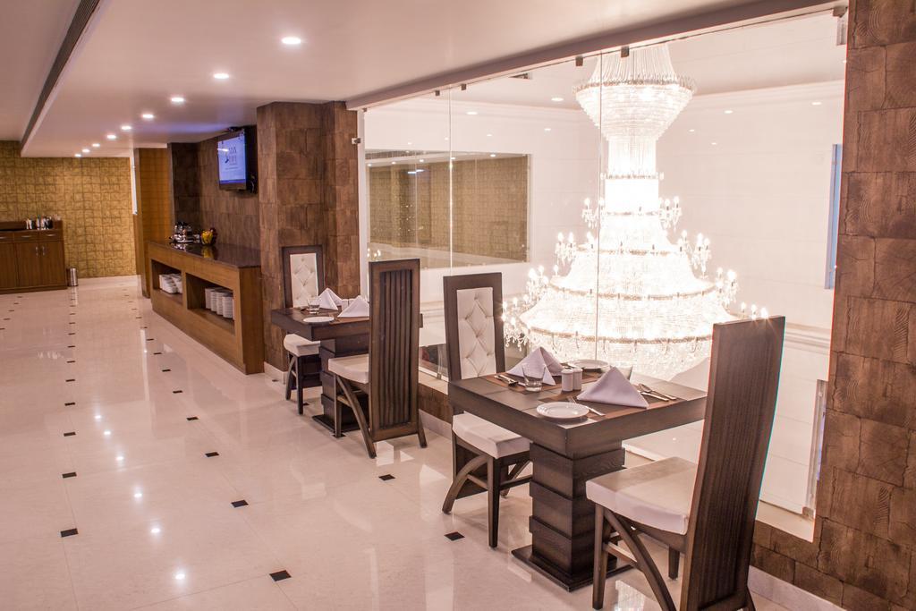 Hotel Jsr Continental Dehradun Zewnętrze zdjęcie