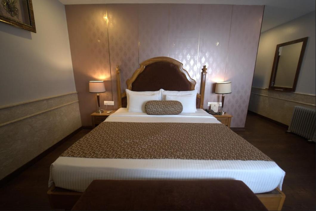 Hotel Jsr Continental Dehradun Zewnętrze zdjęcie