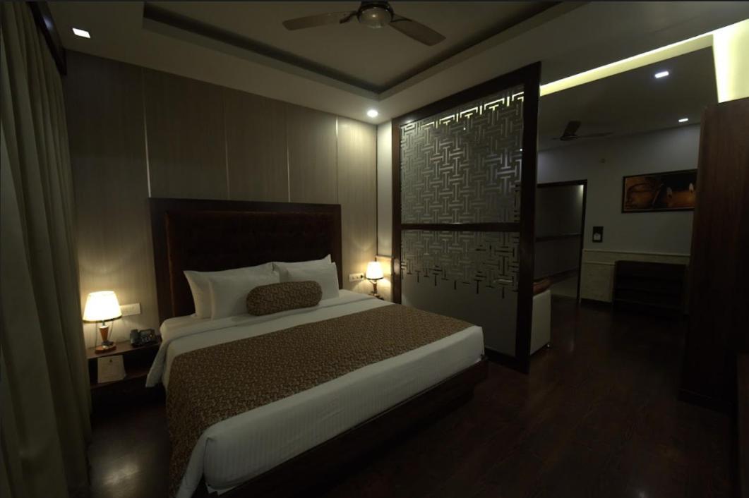 Hotel Jsr Continental Dehradun Zewnętrze zdjęcie
