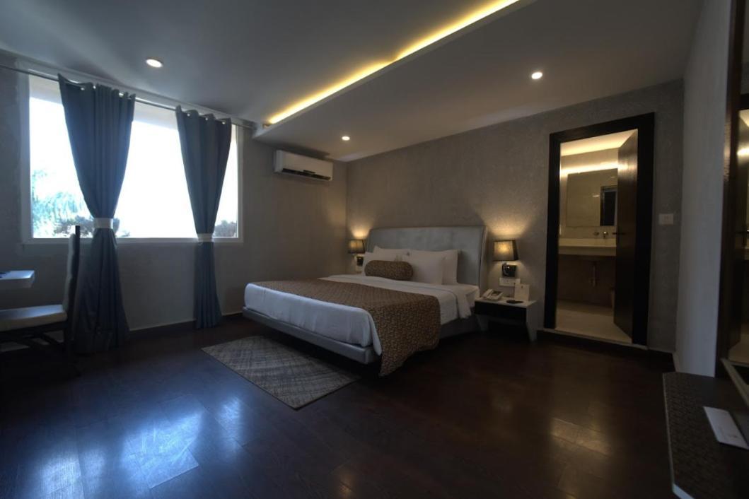 Hotel Jsr Continental Dehradun Zewnętrze zdjęcie