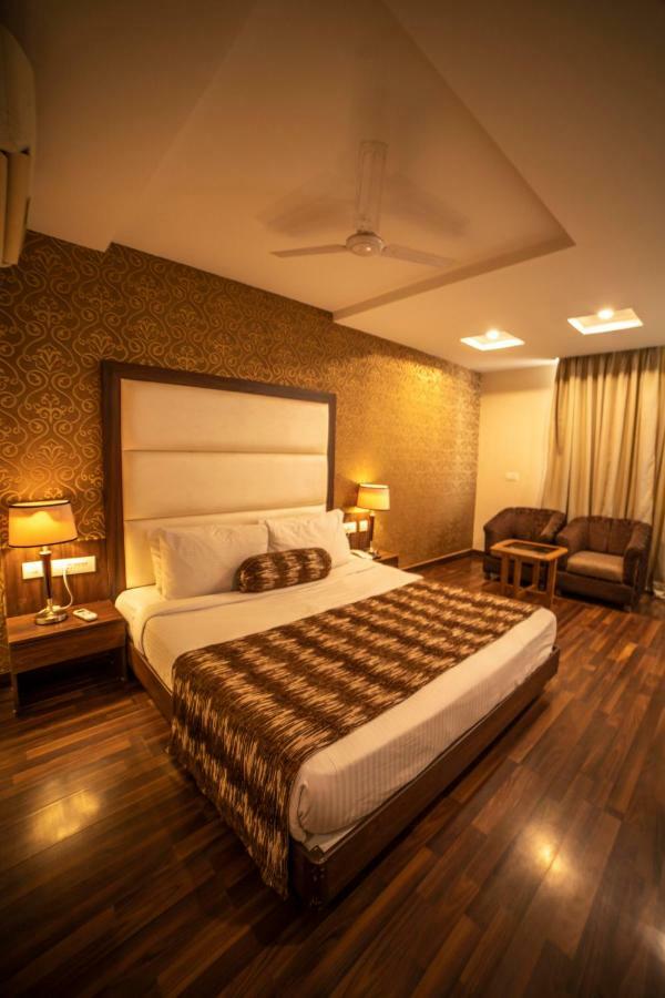 Hotel Jsr Continental Dehradun Zewnętrze zdjęcie