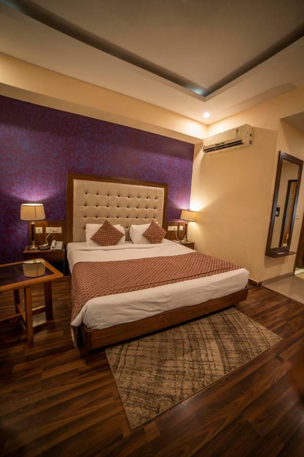 Hotel Jsr Continental Dehradun Zewnętrze zdjęcie